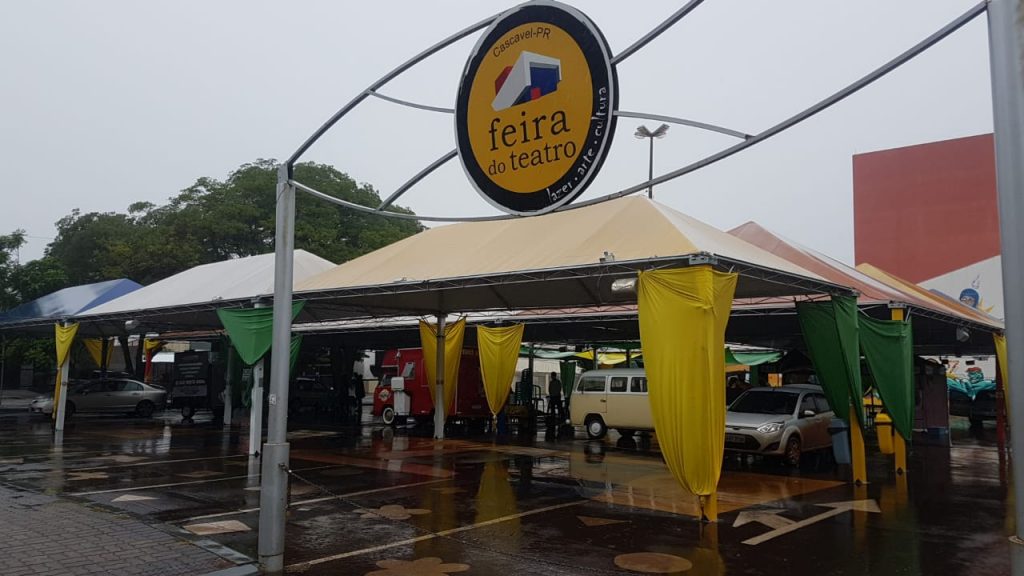 Apesar da chuva, Feira do Teatro ocorre normalmente neste domingo