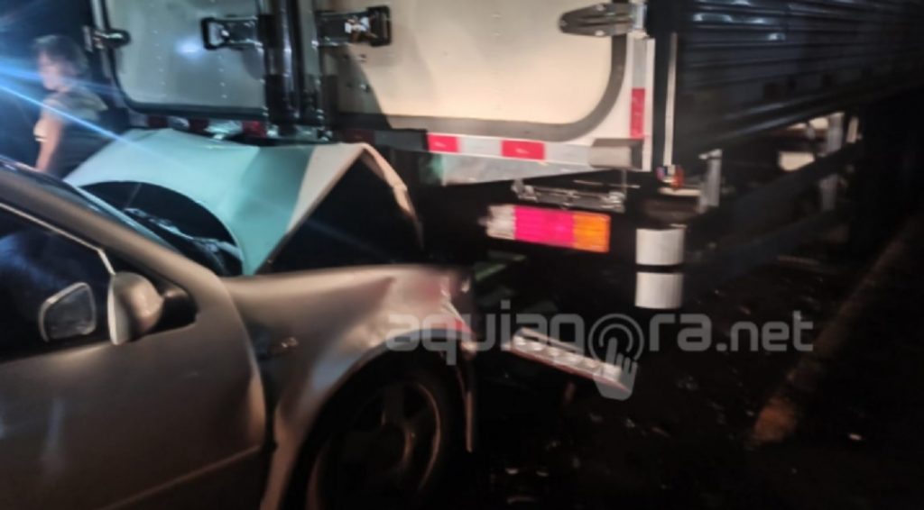 Golf colide contra caminhão estacionado em avenida de Marechal Cândido Rondon