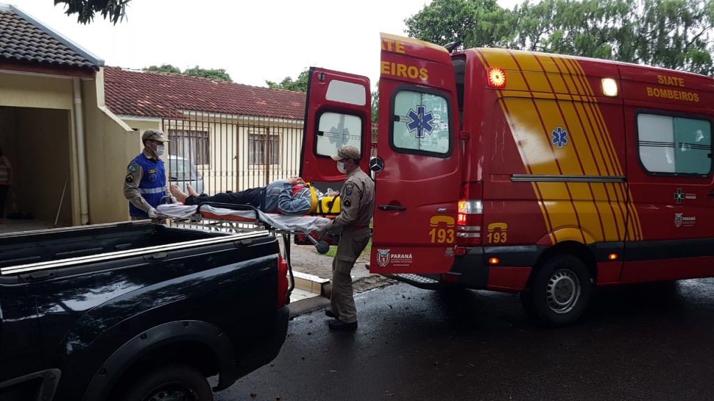 Idoso fica ferido ao sofrer queda no interior de uma residência, na Rua Helena Gurgacz