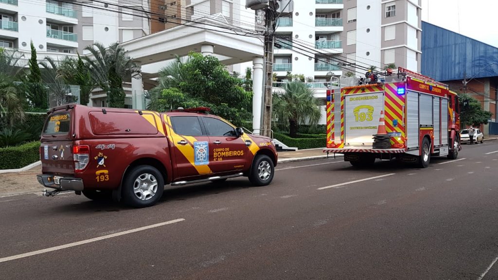 Princípio de incêndio mobiliza Corpo de Bombeiros a edifício no centro de Cascavel