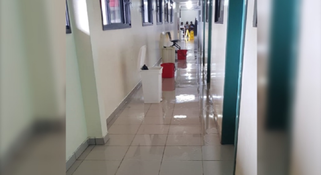 Internautas registram problemas na estrutura da UPA Tancredo Neves durante chuva Imagem referente a Internautas registram problemas na estrutura da UPA Tancredo Neves durante chuva