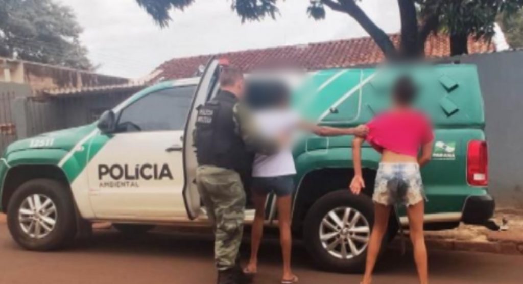 Mulheres são presas acusadas de matarem cachorrinhos a pauladas, em Foz do Iguaçu