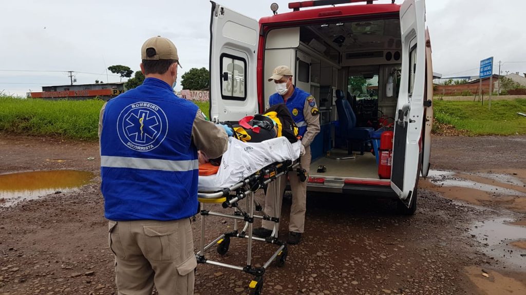 Mulher tem suspeita de fratura na clavícula após cair de moto no Bairro Cataratas