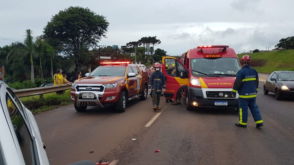 Mulher é atropelada após colisão entre caminhão e dois carros na PRc-467, no Periolo