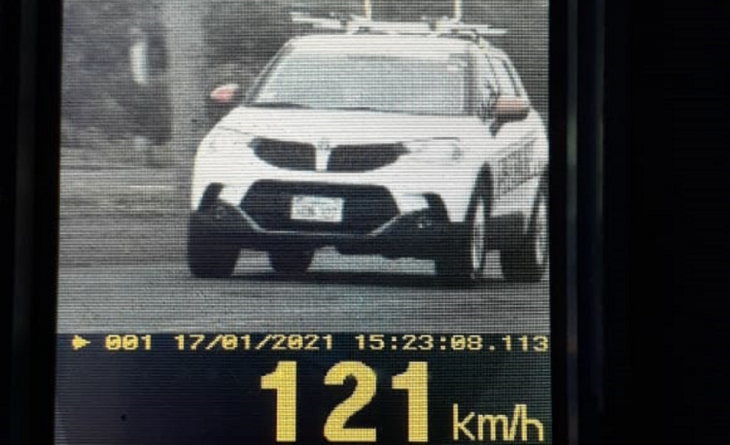 PRE flagra 50 veículos acima do limite de velocidade durante fiscalização com radar na PR-488, em Santa Helena