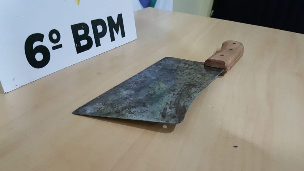 Homem é preso pela PM acusado de agredir mulher com faca no Bairro Interlagos