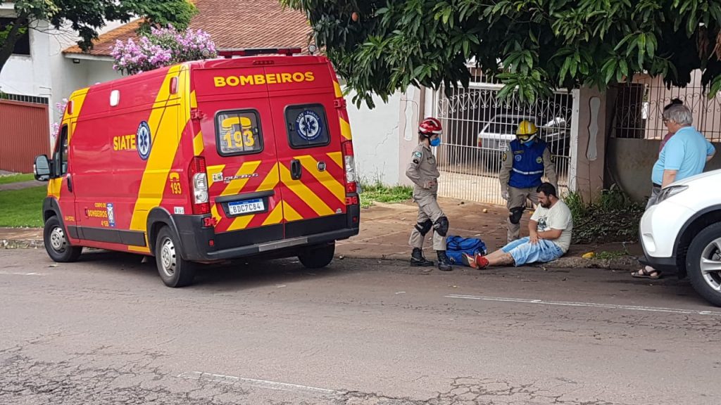 Motorista de Clio fica ferido em colisão com Gol na Rua Manoel Ribas