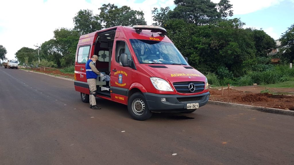 Ciclista é socorrido após sofrer queda na Rua das Palmeiras, perto do Ecopark Oeste