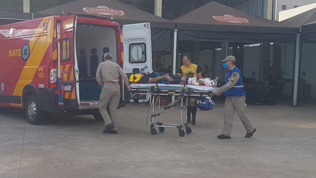 Homem se fere em prática esportiva e é socorrido pelo Siate na Av. Tancredo Neves