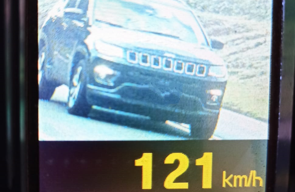 Em duas horas, PRE flagra 52 veículos acima do limite de velocidade permitido na PR-180, em Cascavel