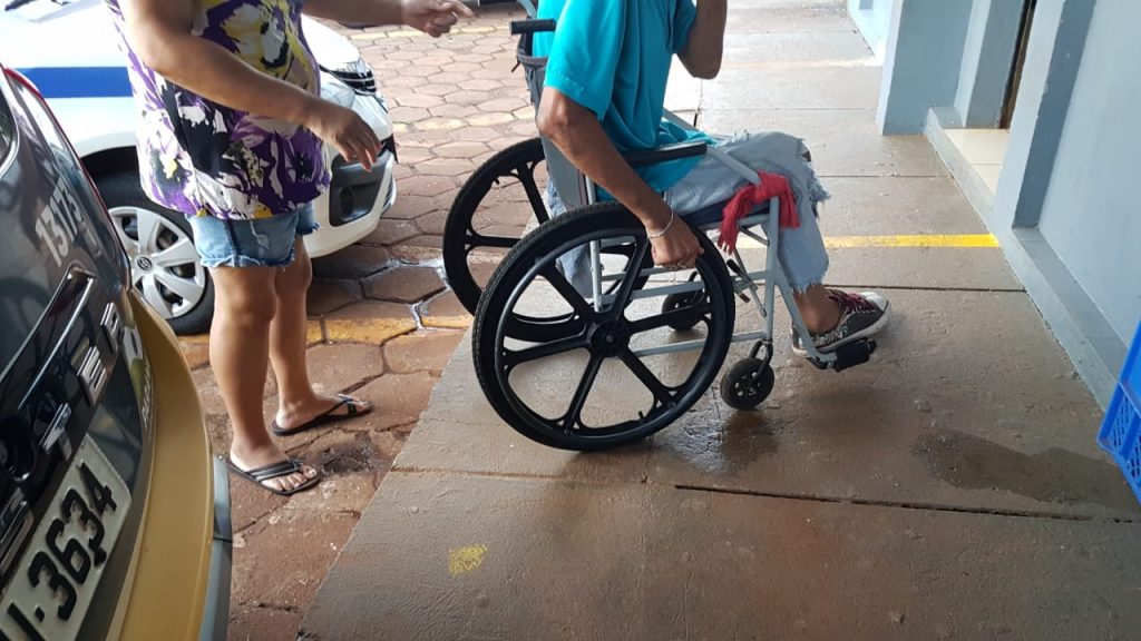 PM atende ocorrência de maus tratos a uma cachorrinha no Bairro Country; tutor e acusado são levados à delegacia