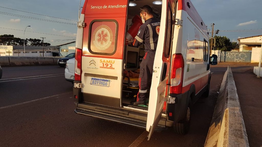 Menina de 15 anos cai de bicicleta no viaduto da Av. Rocha Pombo; Samu prestou atendimento