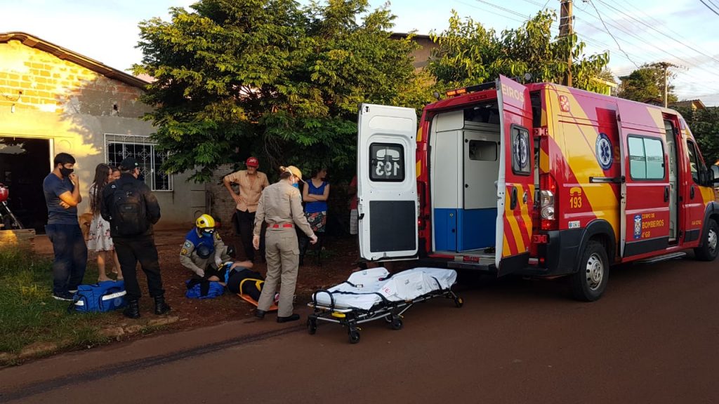 Colisão entre motos deixa mulher ferida na Rua Munique, no Cascavel Velho