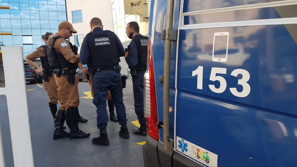 Fugindo de dupla armada com facões, homem ‘invade’ edifício no Centro e mobiliza forças de segurança