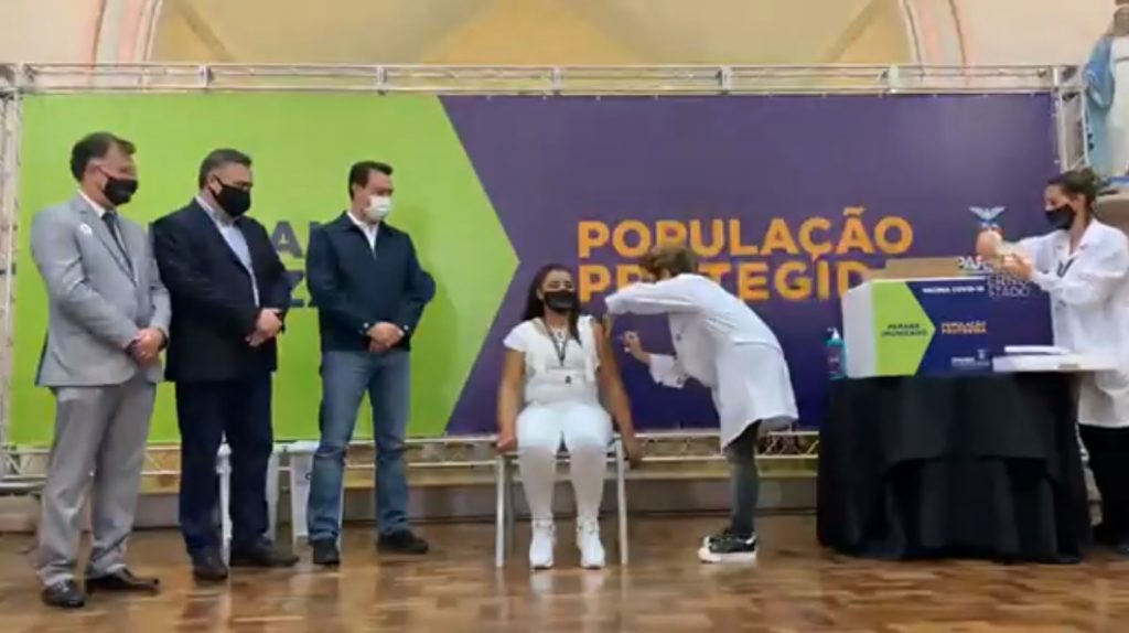 Covid-19: “Estou lisonjeada por ser a primeira a tomar a vacina no Paraná, uma mulher negra e mãe de dois filhos”, disse a enfermeira