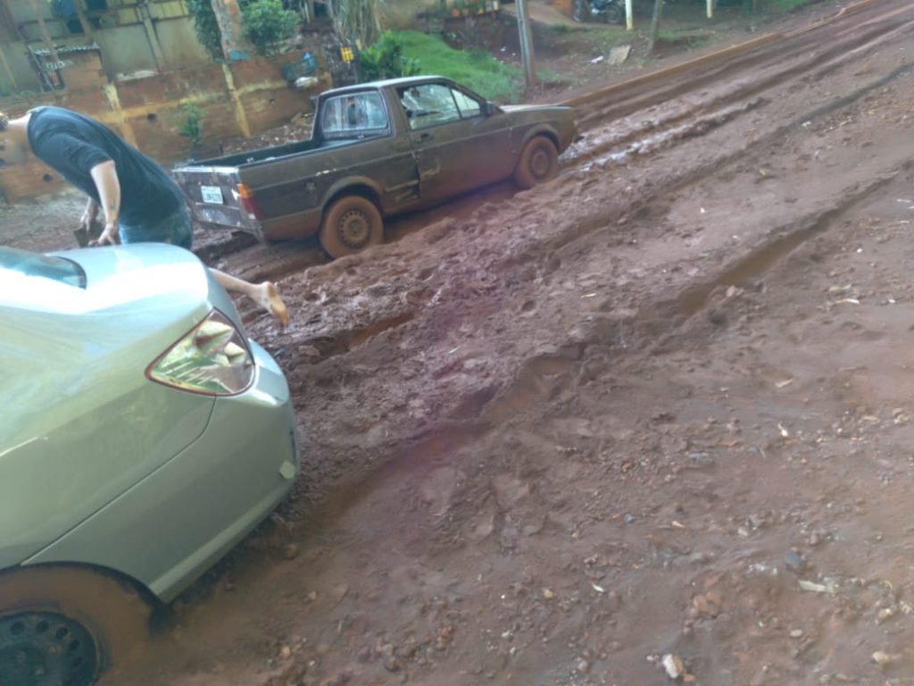 Carro fica atolado na lama na Rua Elio Willy Fauth, no Bairro XIV de Novembro e dono faz reclamação