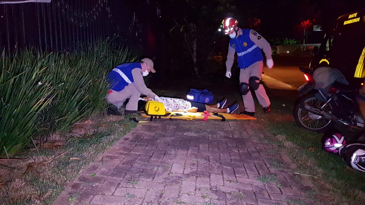 Motociclista fica ferida ao sofrer queda na Rua Pernambuco, no Bairro Coqueiral