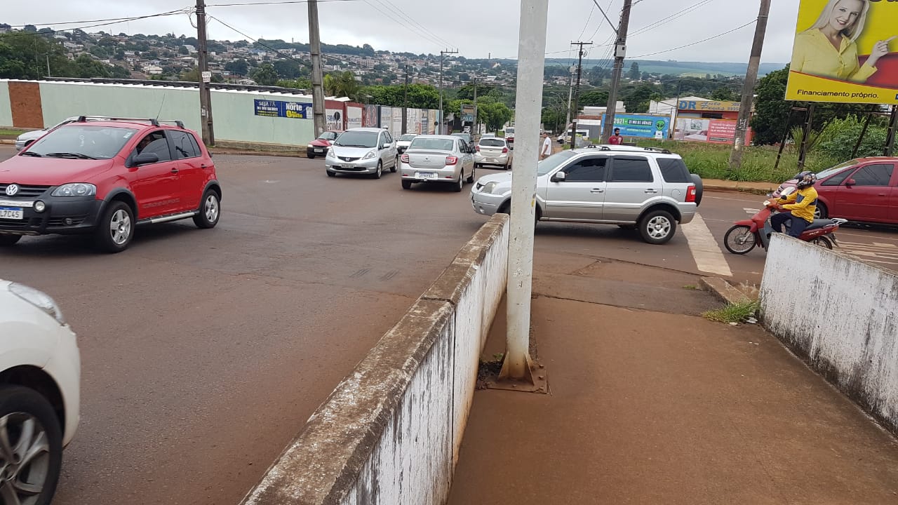 Difícil de atravessar: Congestionamento no viaduto da Jacarezinho é problema antigo