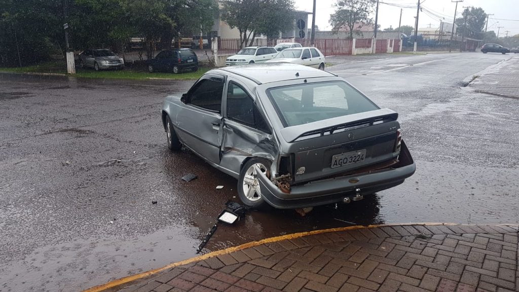 Três veículos se envolvem em colisão no Pacaembu