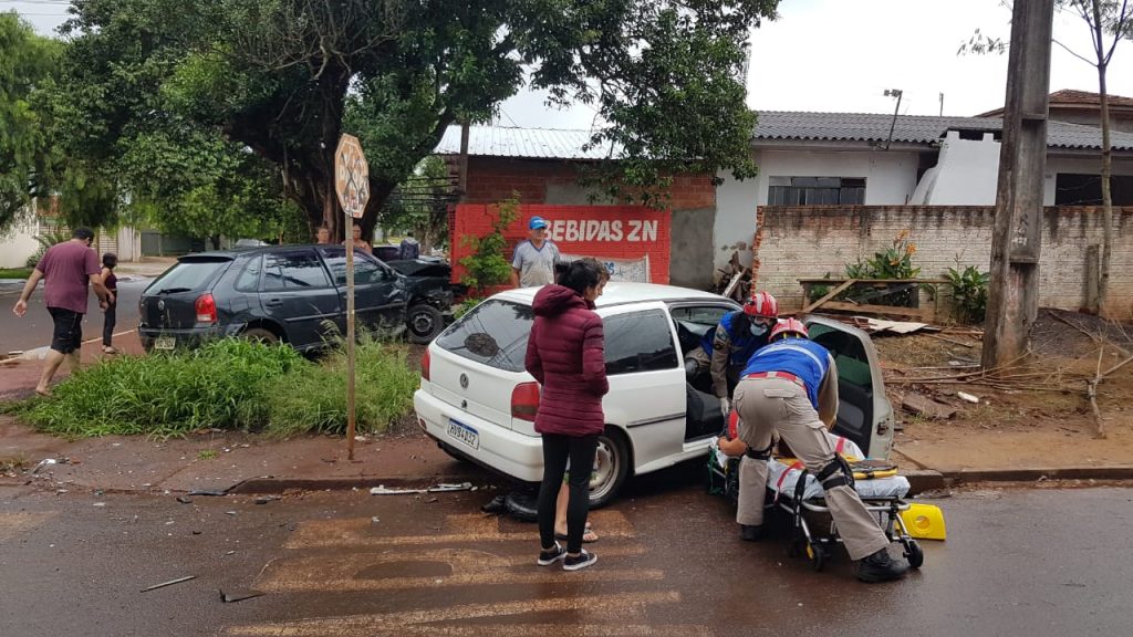 Mulher fica ferida em forte colisão entre carros, na Avenida Harpia, no Clarito