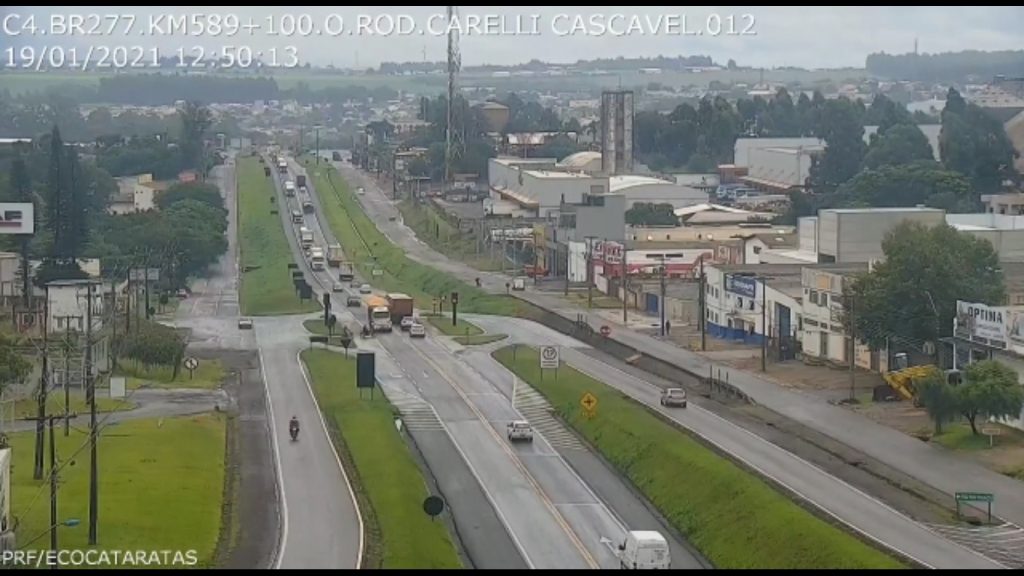 Câmera flagra grave acidente entre moto e caminhão na BR-277