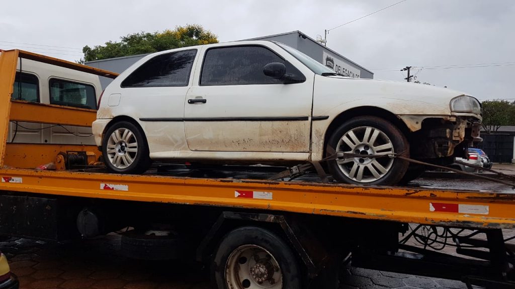 Gol furtado é encontrado pela PRF em estado de abandono