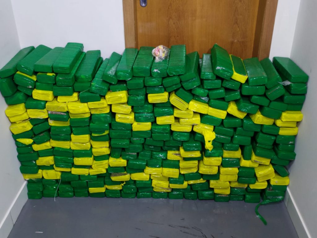 PM apreende Fiat Mobi com 256 kg de maconha na PR-445, em Cambé; três foram presos