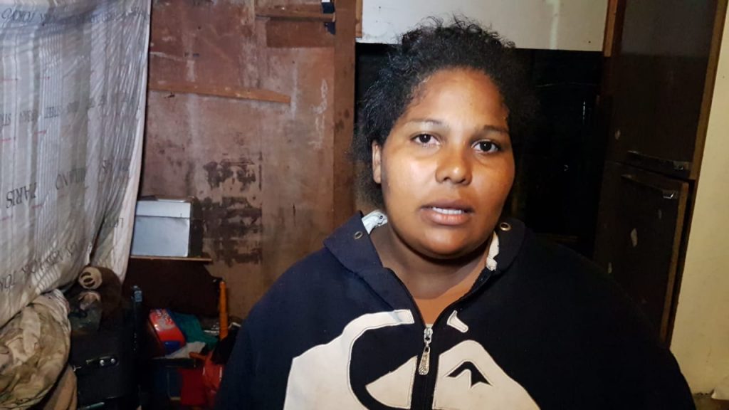 Chuvas e vendaval danificam telhado de casa e moradora do Interlagos pede a ajuda da população