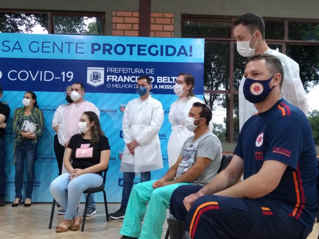 Primeiros profissionais de saúde são vacinados em Francisco Beltrão