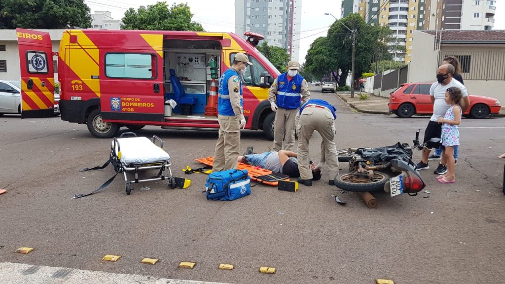 Entregador fica ferido ao bater de frente em uma Pajero, no centro da cidade