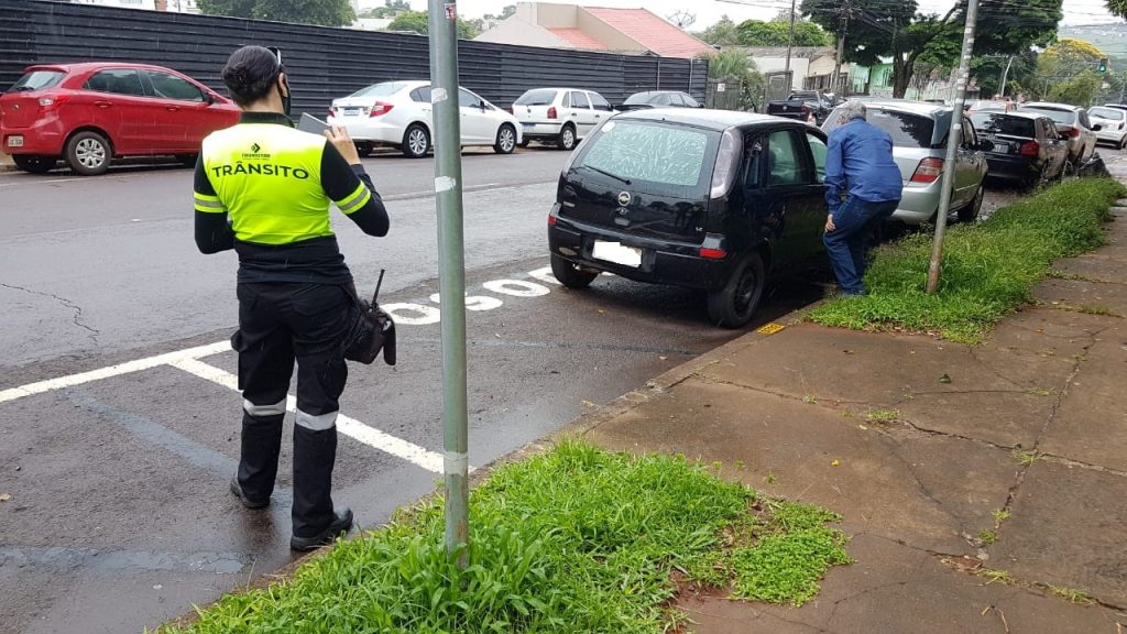 Carro estacionado irregularmente em vaga de idoso é guinchado no Centro