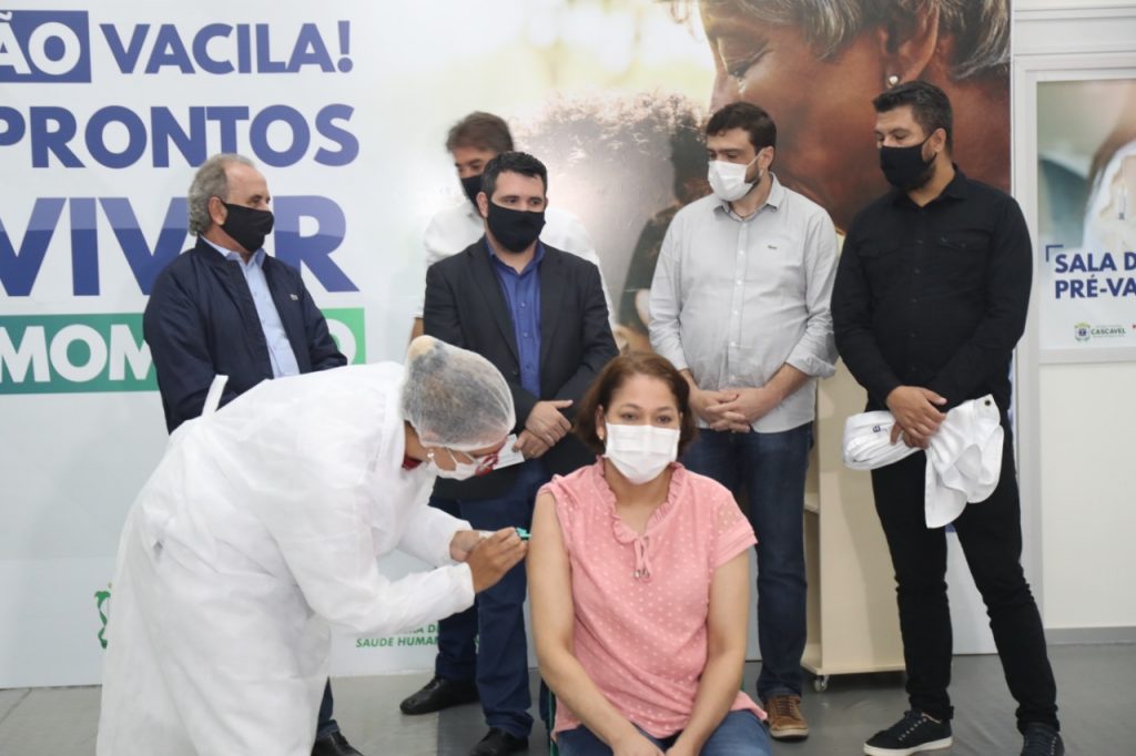 Técnica em enfermagem que ficou 22 dias entubada recebe homenagem