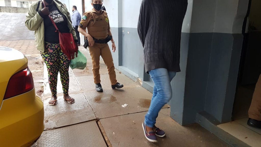 Mãe e filha são detidas acusadas de agredir homem após disputa por ponto de vendas de balas em semáforo da Av. Carlos Gomes