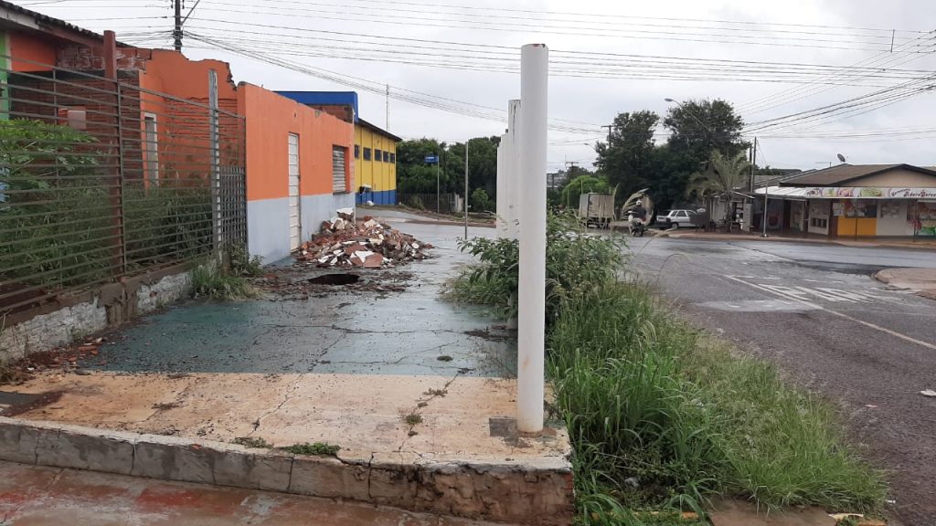 Matagal já tomou conta da calçada e está invadindo a rua em frente ao Colégio Estadual do Jardim Clarito