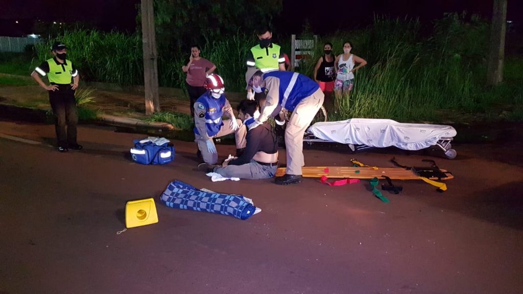 Ciclista sofre fratura na perna ao colidir contra carro na Avenida Brasil, na região do Bairro Santa Cruz