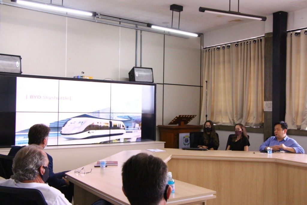 Empresa chinesa apresenta modelo inovador ao transporte coletivo