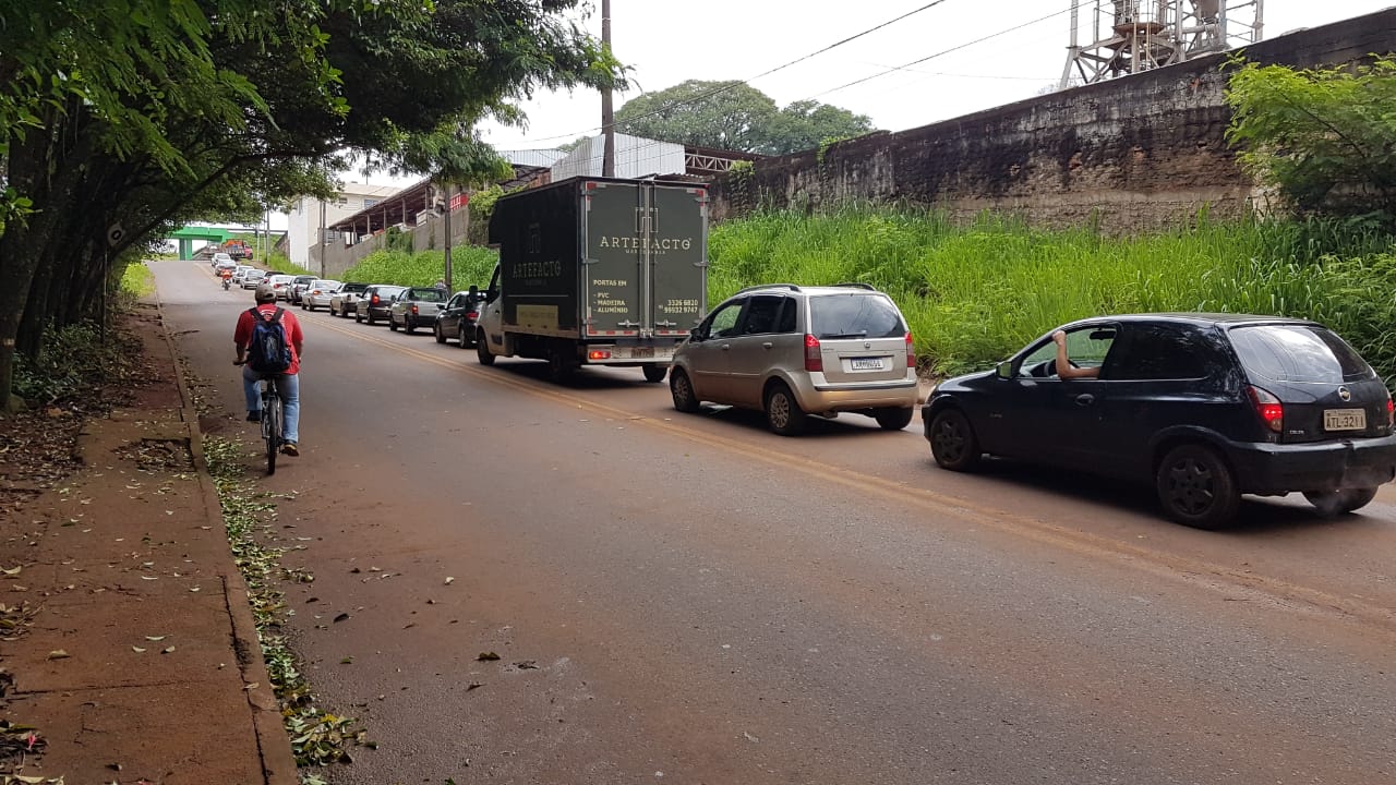Quem já acordava cedo, precisa acordar ainda mais cedo; Travessia do Viaduto da Petrocon é complicada Imagem referente a Quem já acordava cedo, precisa acordar ainda mais cedo; Travessia do Viaduto da Petrocon é complicada