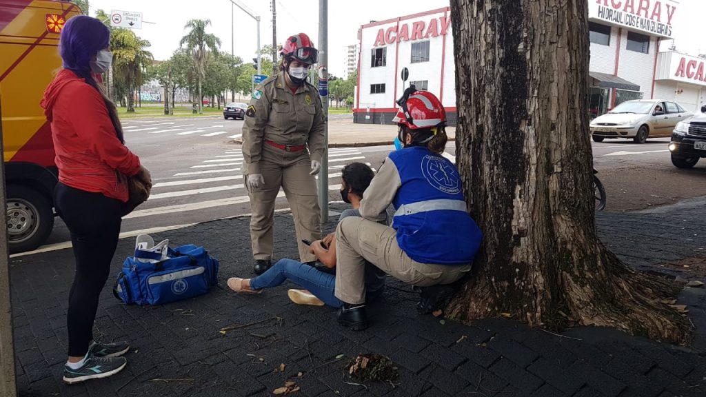 Motociclista fica ferida após ser Honda Biz atingida por Parati