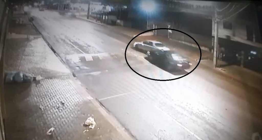 Câmera flagra carro em fuga após acidente na Rua Europa