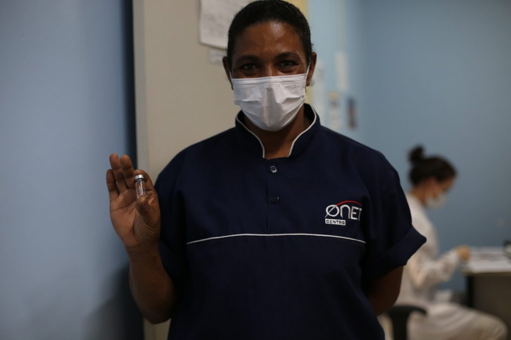 Covid-19: “sinto-me reconhecida”, diz primeira auxiliar de limpeza vacinada do Huop