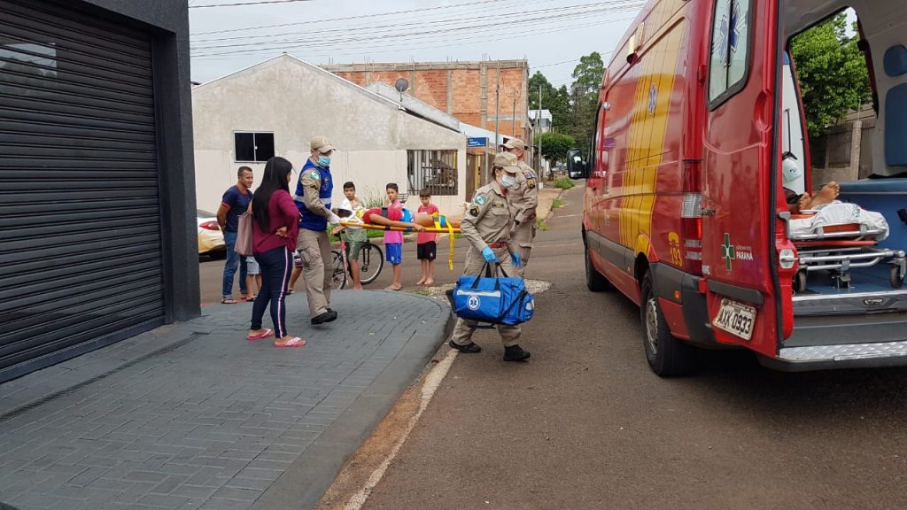 Meninas batem bicicleta em carro estacionado e ficam feridas, no Esmeralda