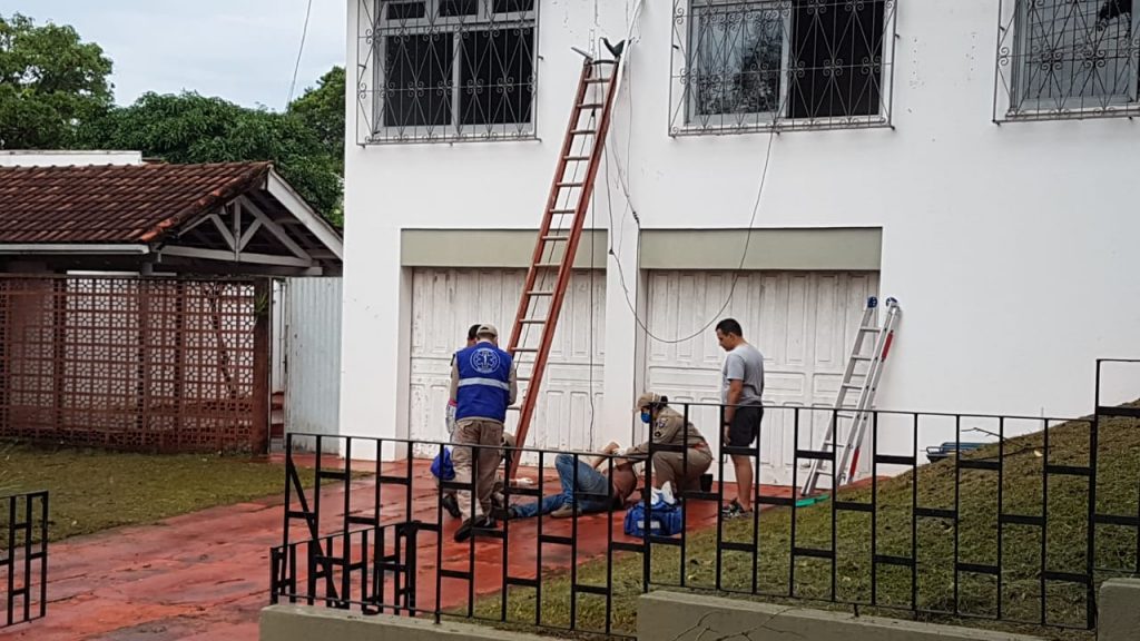 Homem fica ferido ao sofrer queda de plano elevado na Rua Machado de Assis, no Centro