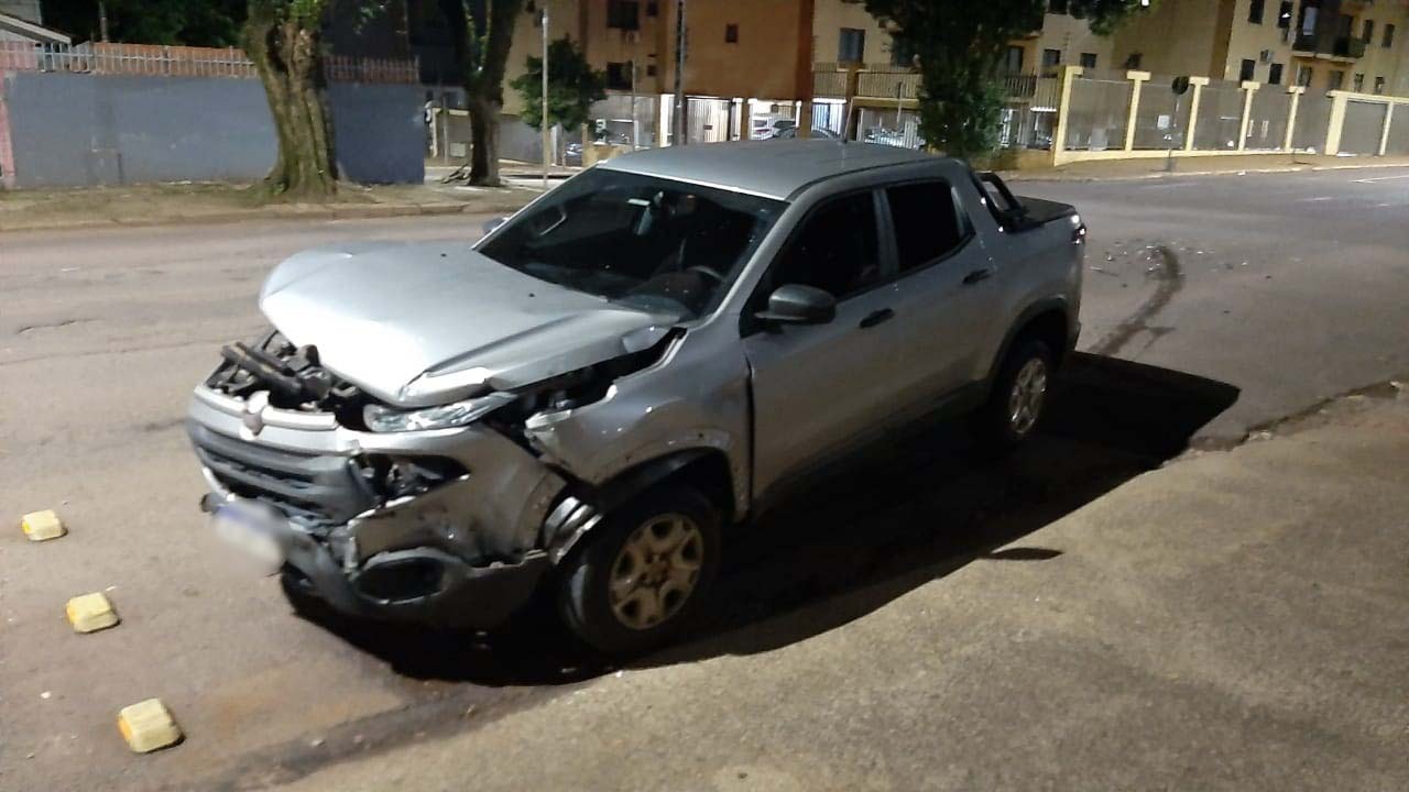 Veículos colidem em cruzamento controlado por semáforo