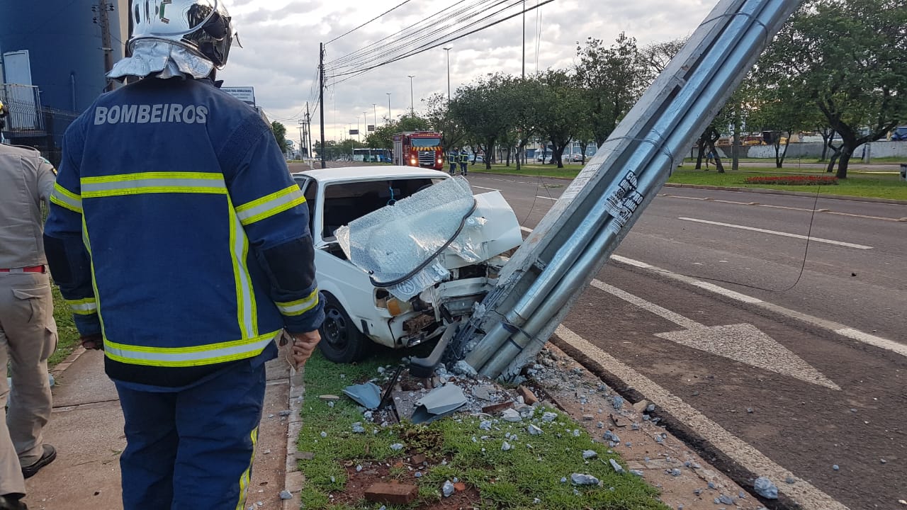 Motorista perde controle de direção e derruba poste na Tancredo Neves