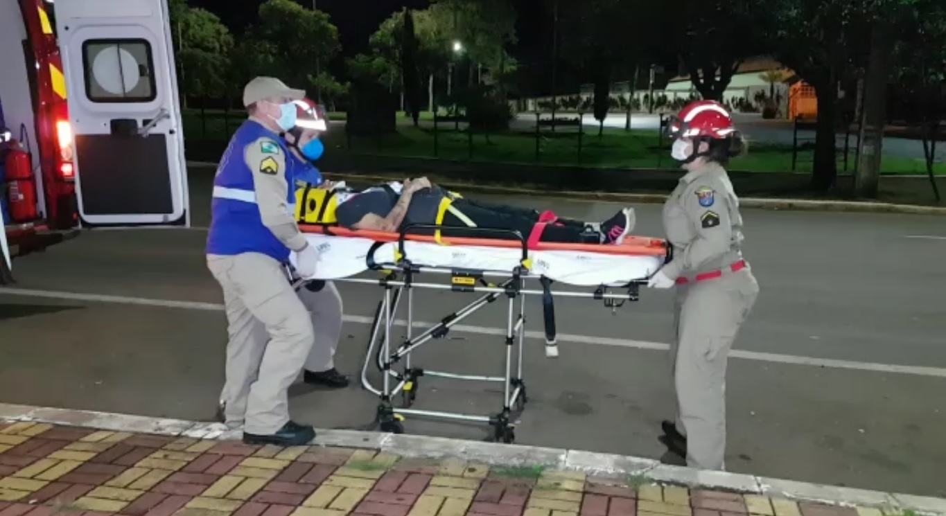 Carona cai de motocicleta e condutora foge do local na Rua Barão do Cerro Azul
