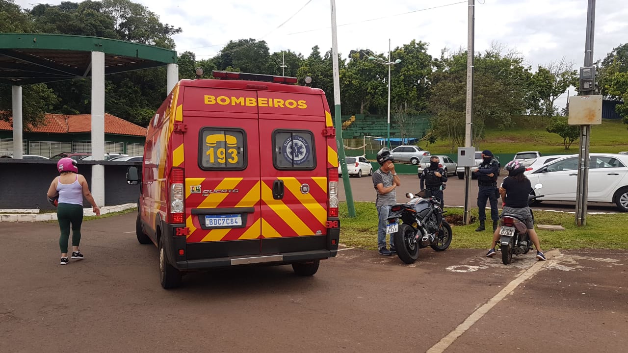 Após ser fechado por carro, motociclista sofre queda no Lago Municipal