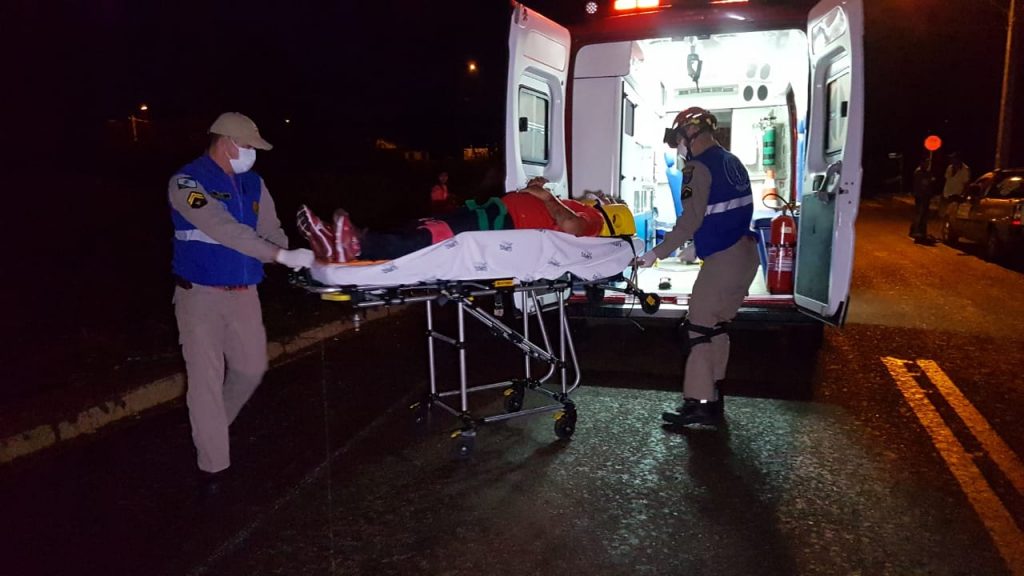 Motociclista fica ferido ao atropelar cachorro e sofrer queda na Rua Tomaz Edison, no Bairro Interlagos