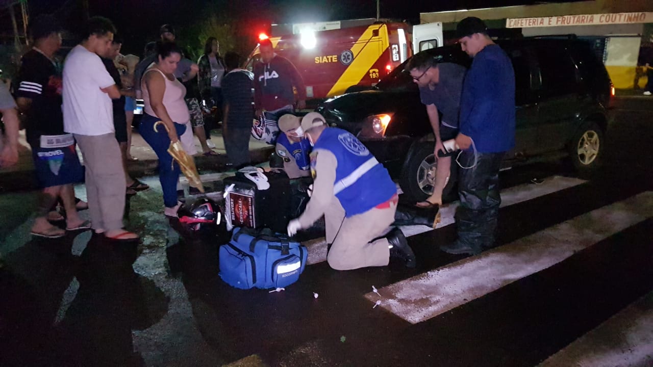 Motociclista fratura perna e braço em forte colisão frontal na Rua Leonardo da Vinci, no Tarumã