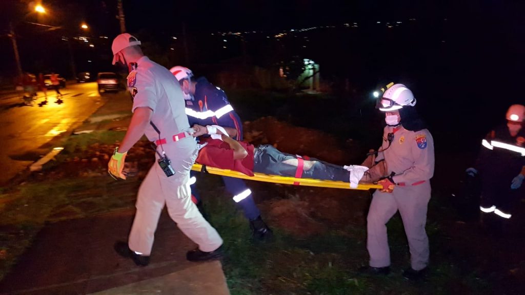 Homem é resgatado pelo Corpo de Bombeiros em pedreira no Bairro Universitário