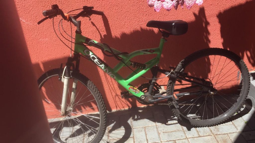 Bicicleta com cadeirinha para bebê é furtada em estabelecimento na Rua Paraná, no Centro